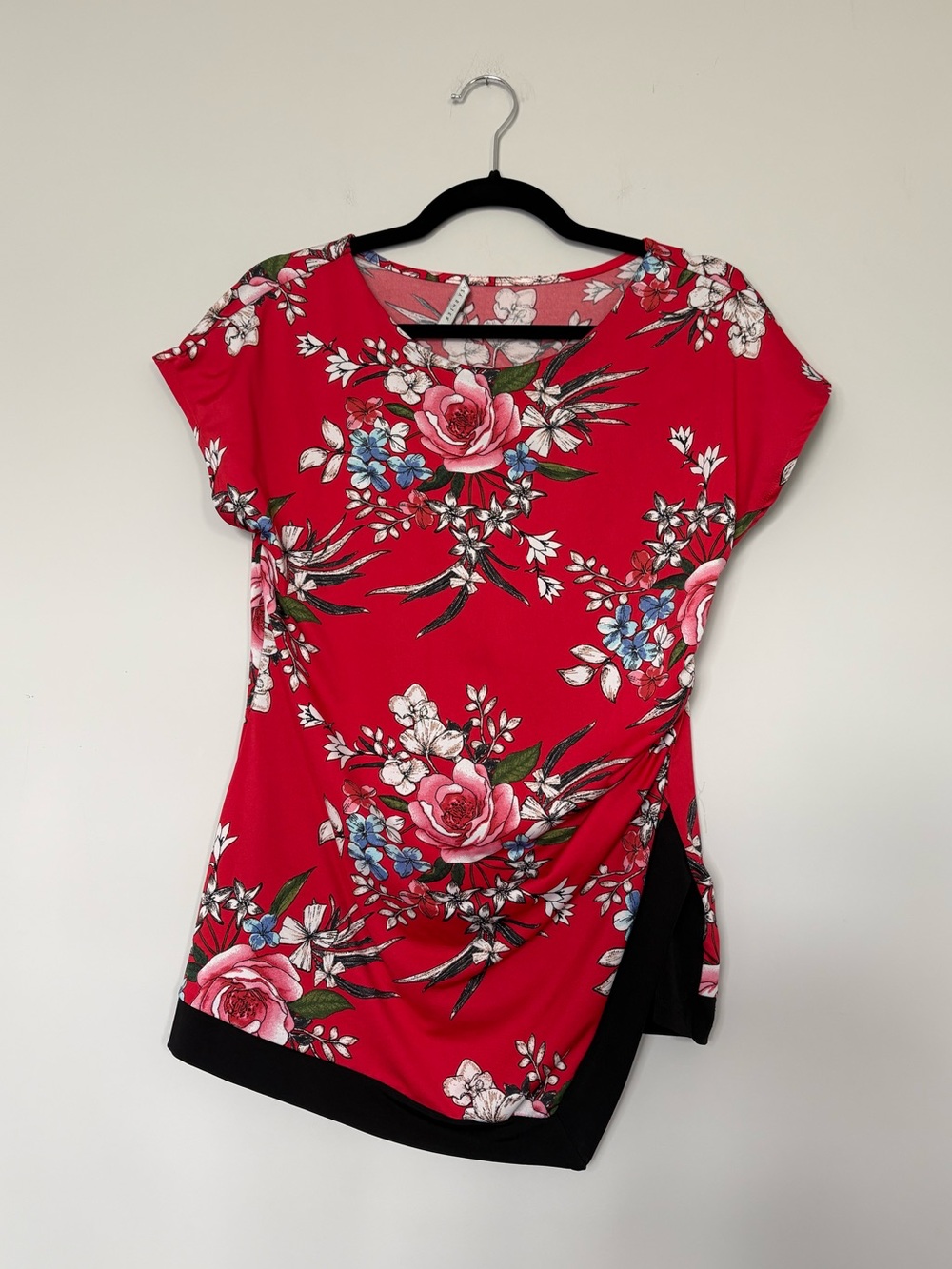 Suzy Shier Asymmetrical Red Floral Cap Sleeve Shirt Size S Summer Ruched Spring